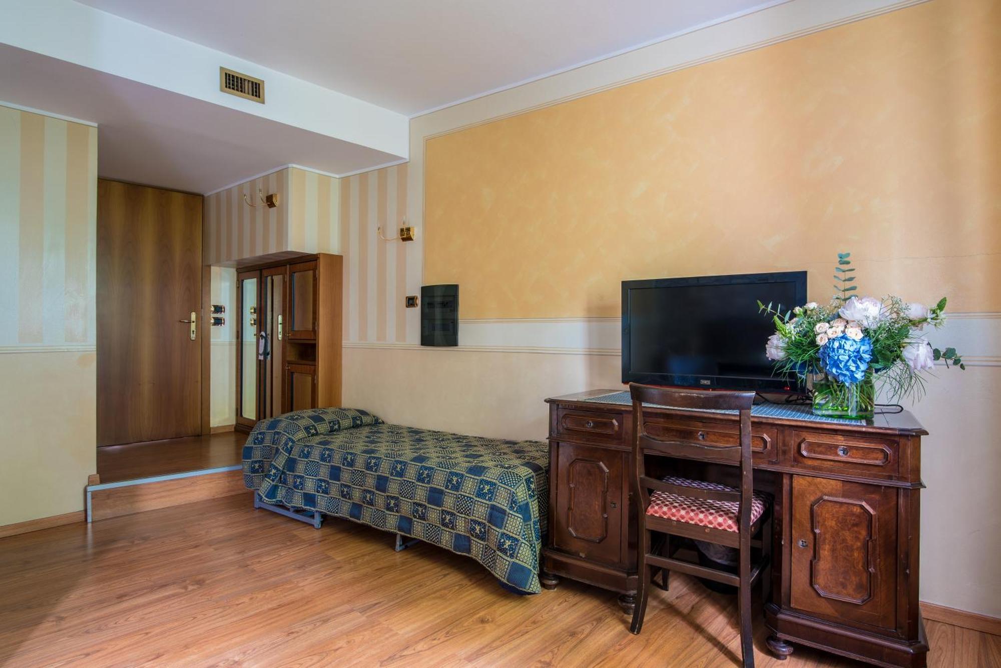 Hotel Porta Del Sole Сояно дел Лаго Екстериор снимка