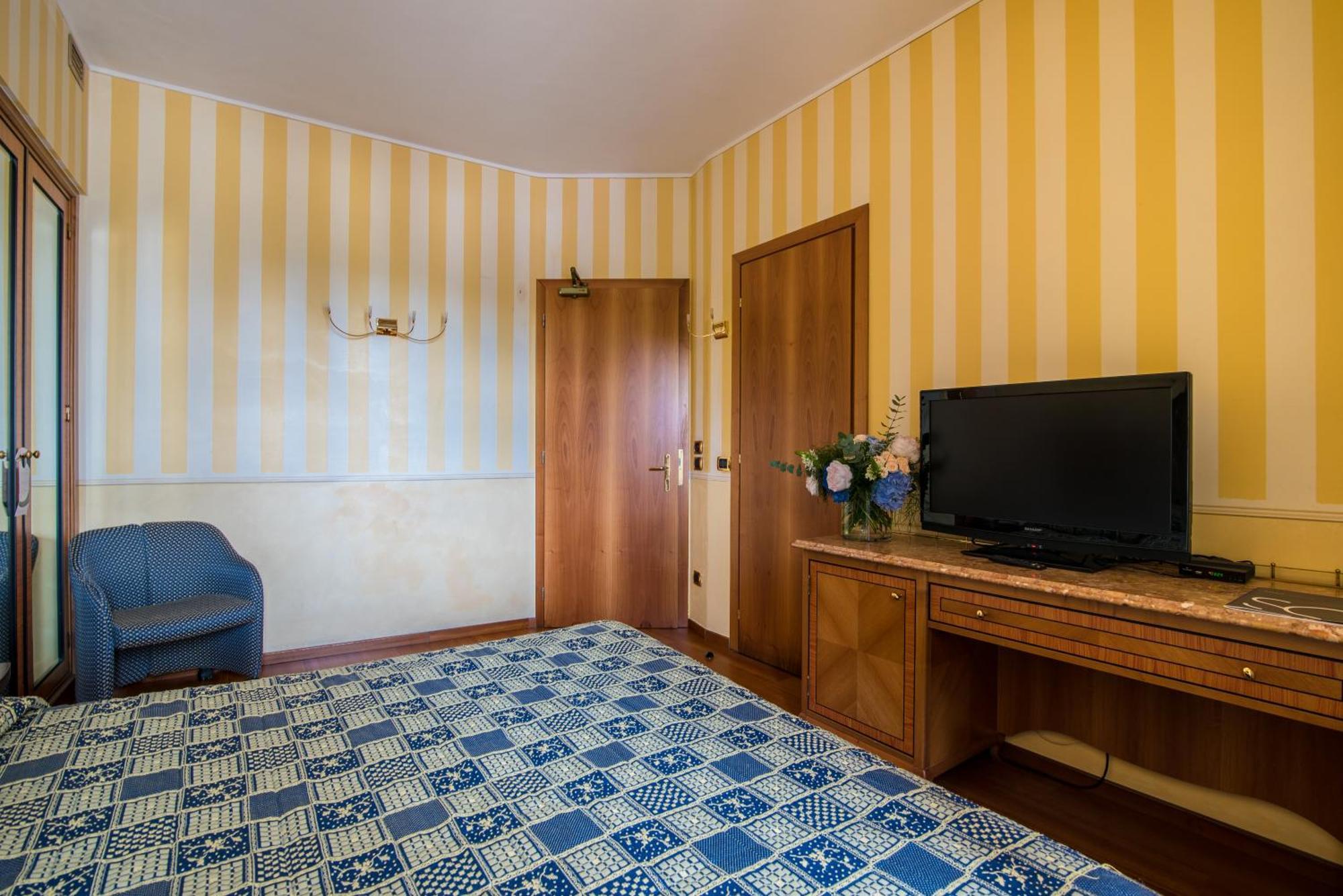 Hotel Porta Del Sole Сояно дел Лаго Екстериор снимка