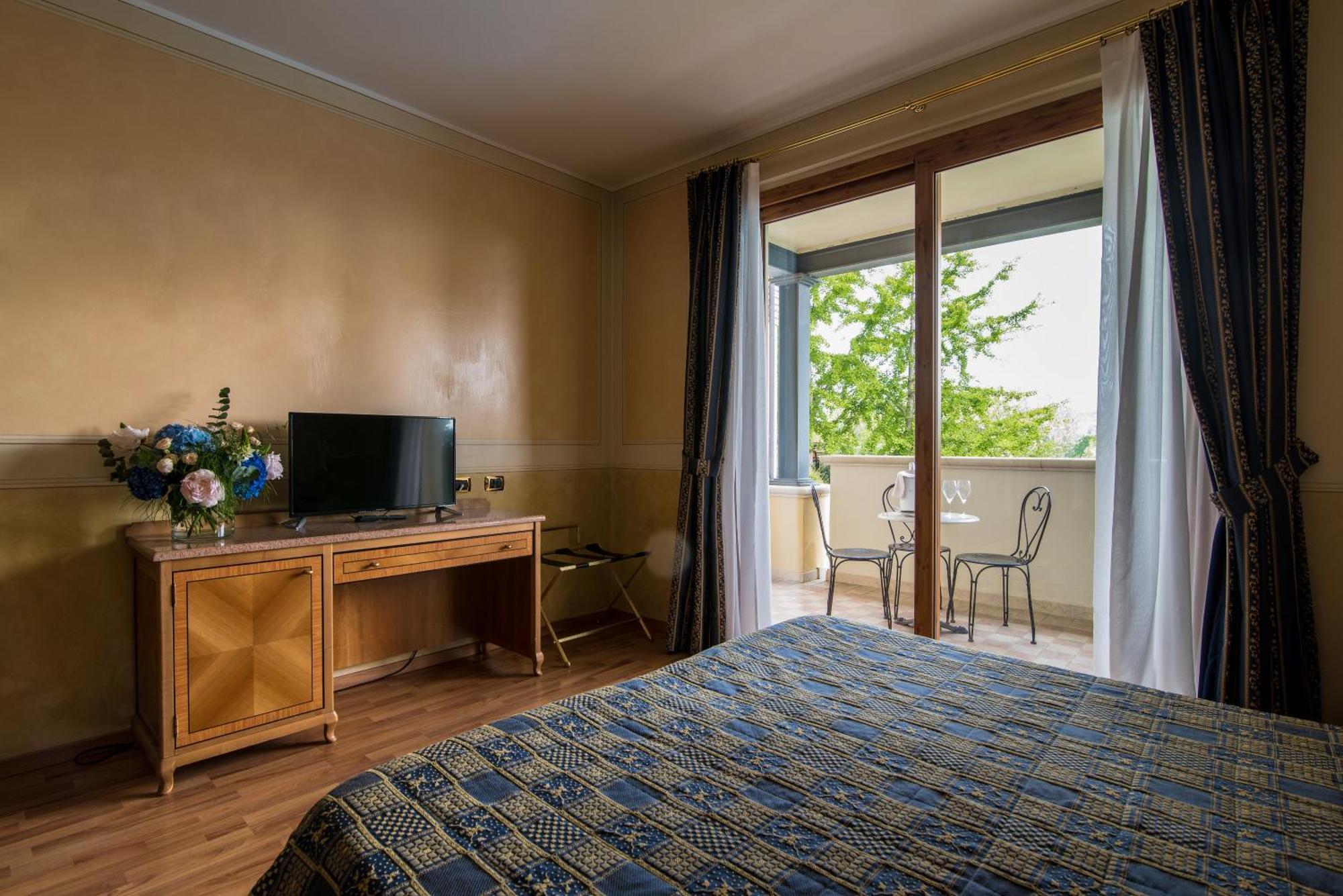 Hotel Porta Del Sole Сояно дел Лаго Екстериор снимка