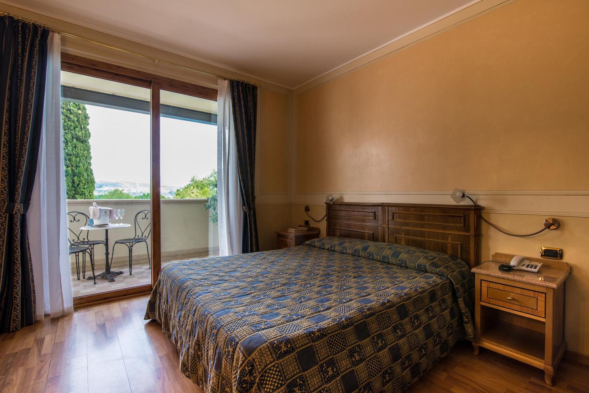 Hotel Porta Del Sole Сояно дел Лаго Екстериор снимка