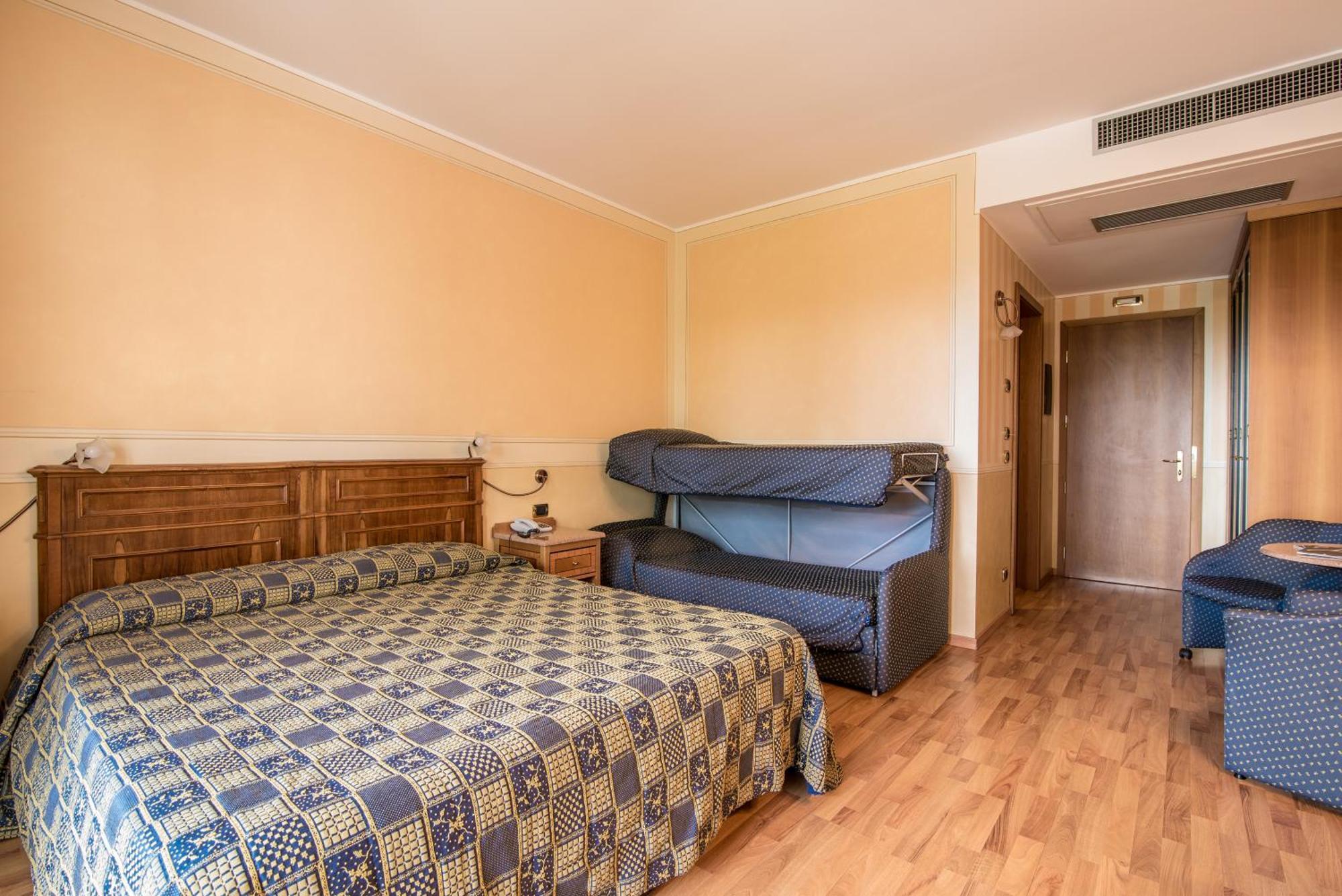 Hotel Porta Del Sole Сояно дел Лаго Екстериор снимка