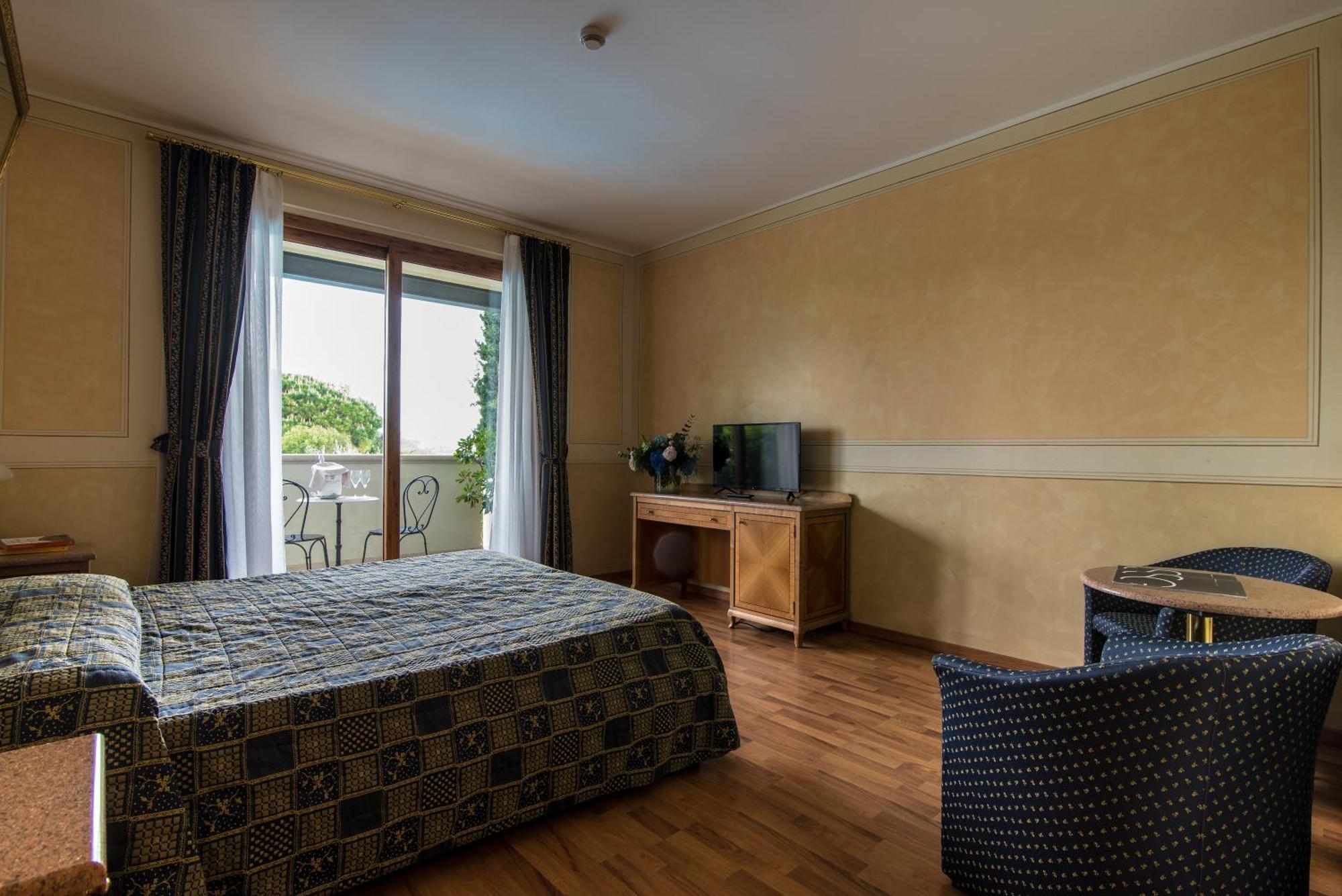 Hotel Porta Del Sole Сояно дел Лаго Екстериор снимка
