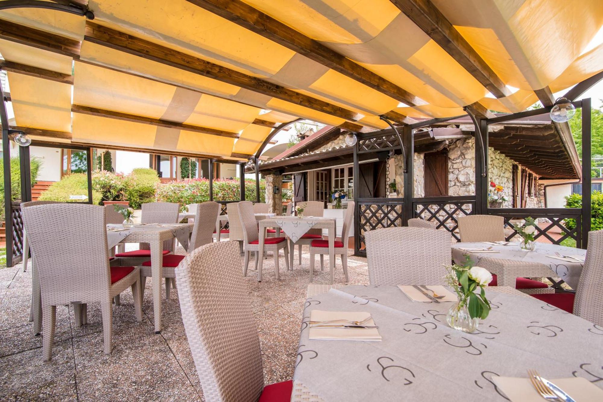 Hotel Porta Del Sole Сояно дел Лаго Екстериор снимка