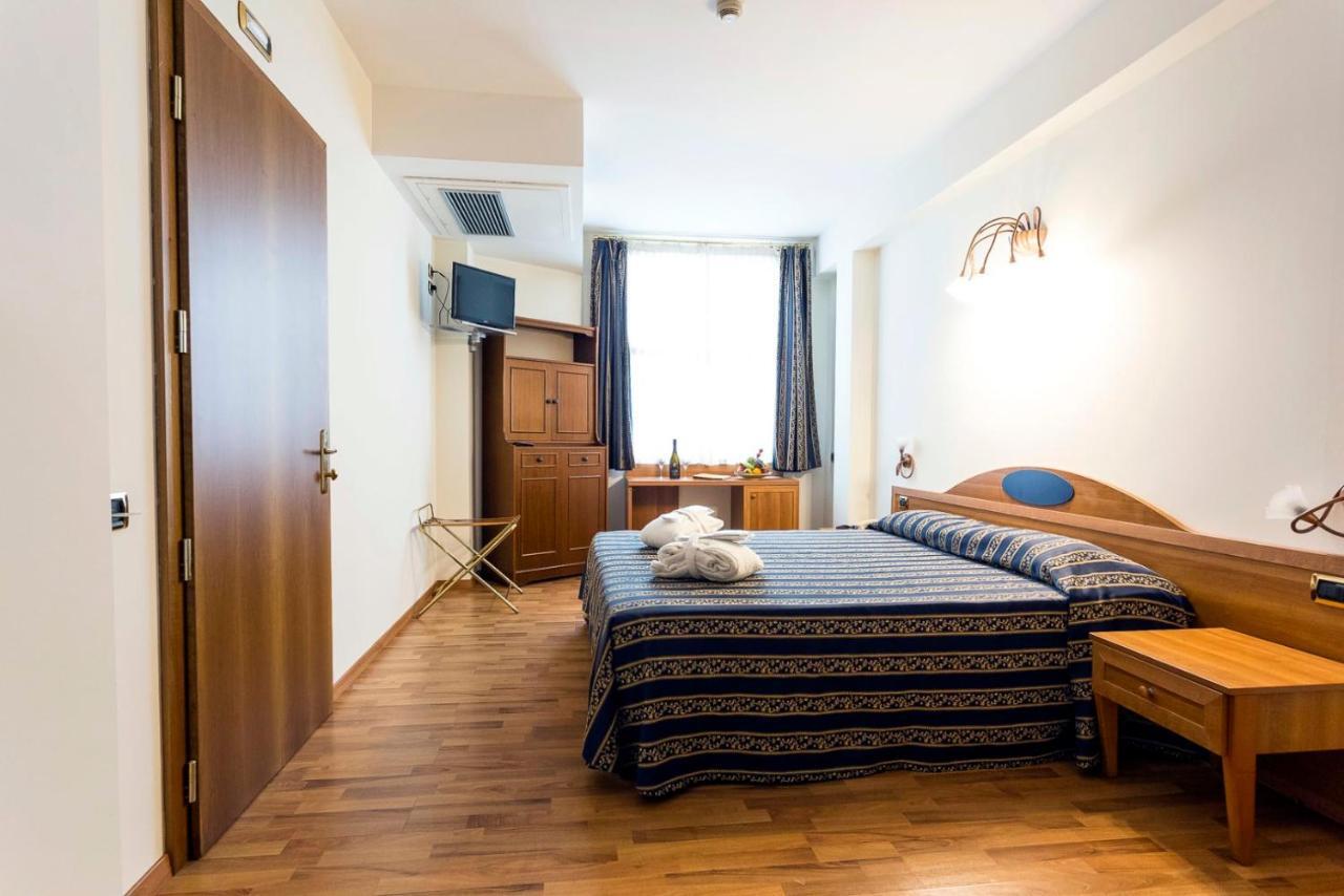 Hotel Porta Del Sole Сояно дел Лаго Екстериор снимка